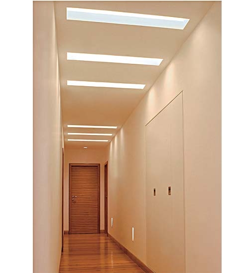 corredor com placa de gesso60x60 e rasgo com luz direta