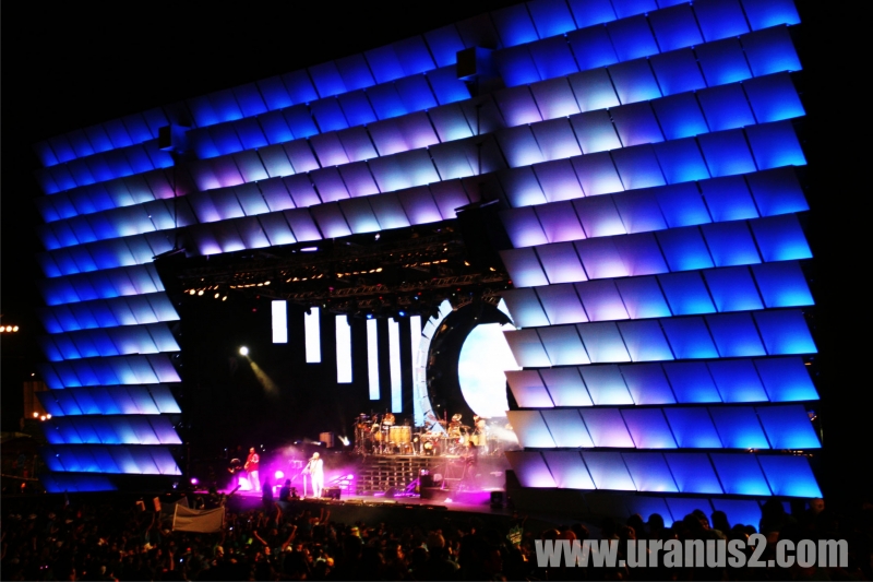 Palco em aço escovado e iluminação em LED.