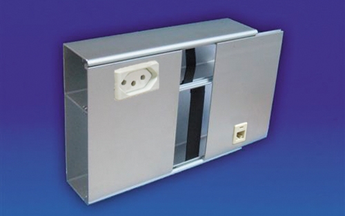 Canaleta em alumínio de parede (150x50mm) com um intersepto descentralizado para tomadas elétricas e RJ45.  Acabamento:Anodizado Fosco