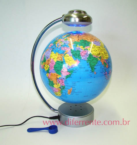 Globo flutuante grande. Imagine um globo terrestre flutuando no ar e girando graciosamente sem apoiar em nada! Lindo presente! Acesse agora www.diferrente.com.br e compre um para você e outro para alguém que você gosta. O globo tem 20cm de diâmetro.