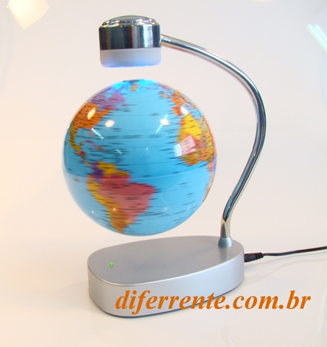 Globo flutuante pequeno. Imagine um globo terrestre flutuando no ar e girando graciosamente sem apoiar em nada! Lindo presente! Acesse agora www.diferrente.com.br e compre um para você e outro para alguém que você gosta. O globo tem 14cm de diâmetro.