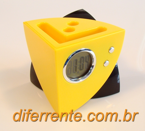 Hub 4 portas com porta-caneta e relógio digital. Quer expandir a capacidade do seu computador? Aí está um hub bonito, prático, útil e elegante. Acesse agora www.diferrente.com.br e compre o seu.