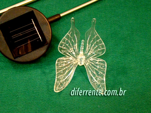 Lanterna mgica para jardim solar. Enfeite seu jardim com esta linda lanterna na forma de borboleta. Durante o dia o sol vai carregar a bateria e a noite ela vai acender automaticamente e mudar de cor suavemente. Fica lindo! Acesse agora www.diferrente.com.br e conhea tambm o beija-flor e a liblula.