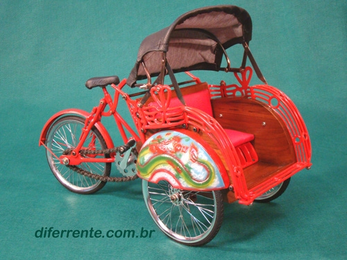 Miniatura de Pedicab. Miniaturas existem muitas no mercado, mas com a qualidade e originalidade igual a esta no tem. Toda construida em metal. Cores lindas e detalhes maravilhosos. Acesse agora www.diferrente.com.br e veja as outras sujestes.
