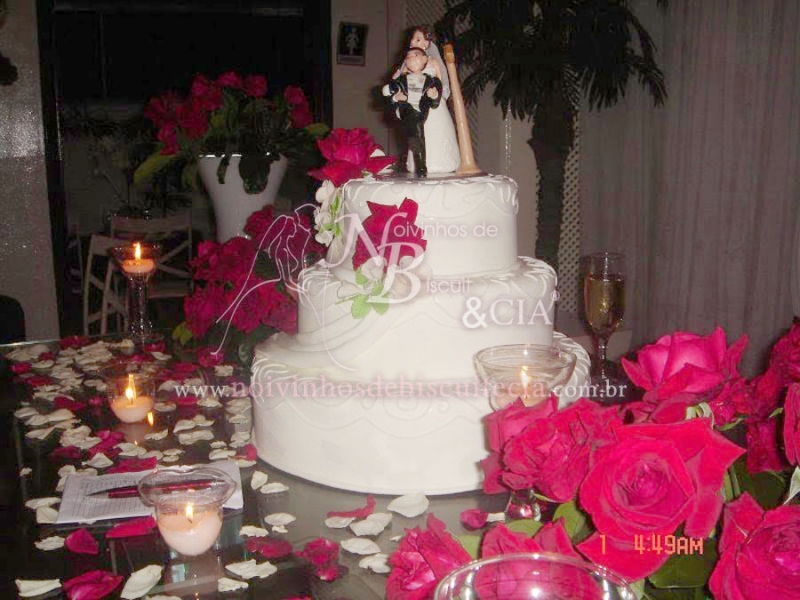 Noivos de Biscuit para topo de bolo em casamento é na Noivinhos de Biscuit e Cia.Noivos de biscuit personalizados, Topo de Bolo para Casamentos e Aniversários, lembranças para casamento, aniversários, 15 anos e festas.