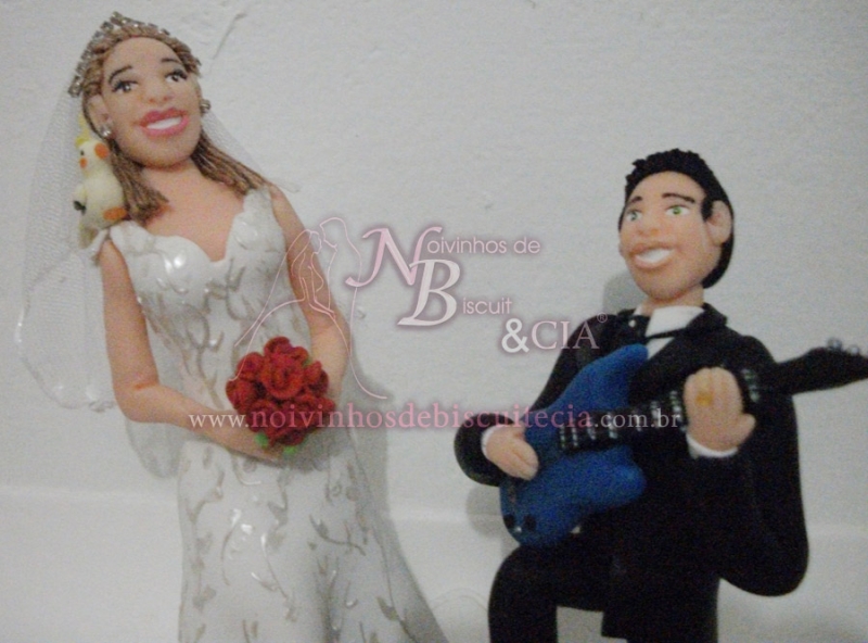 Noivos de Biscuit para topo de bolo em casamento  na Noivinhos de Biscuit e Cia.Noivos de biscuit personalizados, Topo de Bolo para Casamentos e Aniversrios, lembranas para casamento, aniversrios, 15 anos e festas.