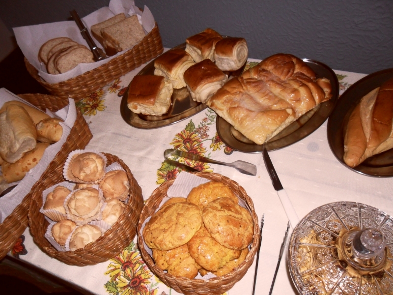 café da manhã variedades de pães bolos e biscoitos