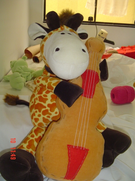 Girafa com Baixo Orquestra dos Bichos
