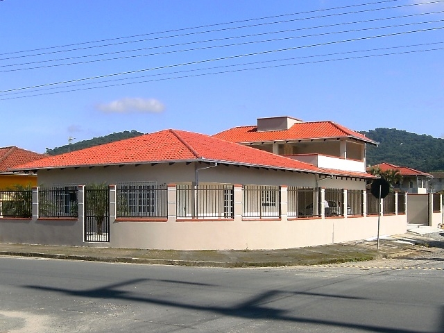 Pintura externa de casa em Joinville, incluindo grafiato e pintura de telhado
