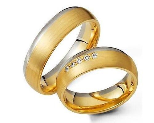 Aliança sem solda, torneada, em ouro 18 K, para Bodas ou Casamento. Modelo interno: Anatômica    Modelo externo: Abaulada Largura: 6.0 mm Altura 1.8 mm Detalhes: Acabamento fosco(ouro amarelo) , polido (ouro branco)   contém 5 diamantes de 1 ponto e meio (somente na feminina)   Peso: 12.0 R$ 1.440,00 ou em até 18x no pagseguro