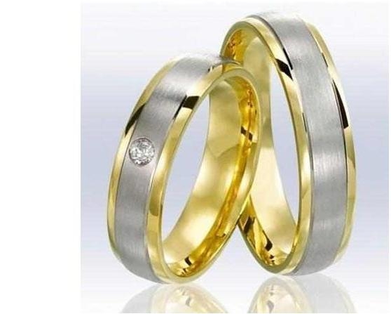 Aliança sem solda, torneada, em ouro 18 K, para Bodas ou Casamento. Modelo interno: Anatômica    Modelo externo:Abaulada Largura: 4.5 mm Altura 1.7 mm Detalhes: Sobrealiança fosca em ouro branco e 1 diamante de 2 pontos (somente na feminina) Peso: 9.0 R$ 990,00 ou em 18 x pagseguro