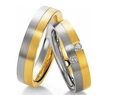 Aliança sem solda, torneada, em ouro 18 K, para Bodas ou Casamento. Modelo interno: Anatômica    Modelo externo: reta Largura: 3.5 mm Altura 1.5 mm Detalhes: Acabamento Fosco com uma lateral em ouro amarelo e outra em ouro branco e 2 diamantes de 1 ponto e meio (somente na feminina) (informações sobre o PAR) Peso: 6.0 R$ 729,00 Ou em 18x no pagseguro  