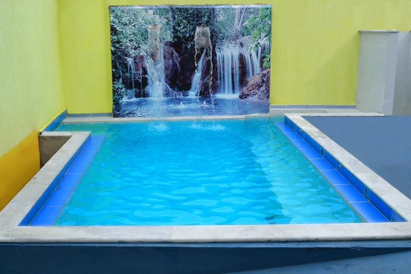 A Pousada Caragua oferece uma pequena piscina com Hidro.