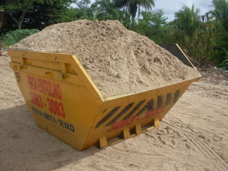 Obra limpa e organizada com entrega de areia, seixo, massar dentro do container