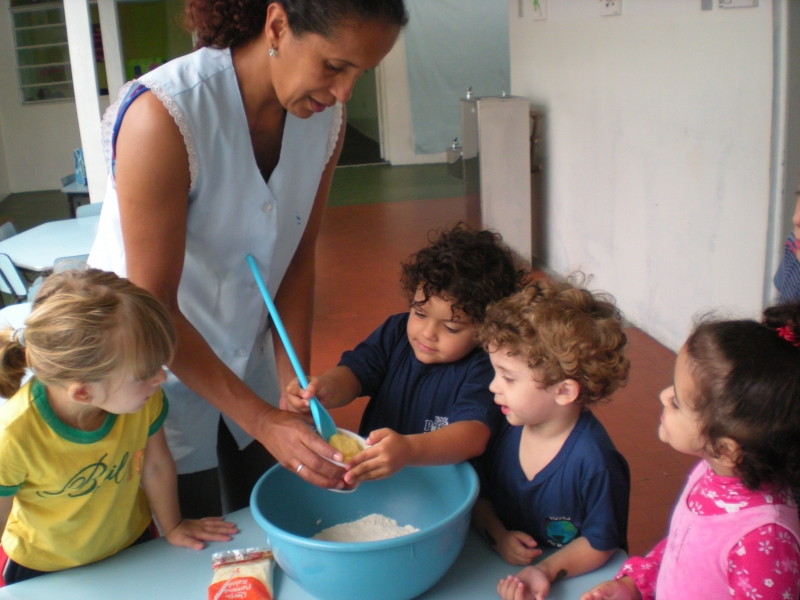 Atividade de culinria com os alunos do maternal