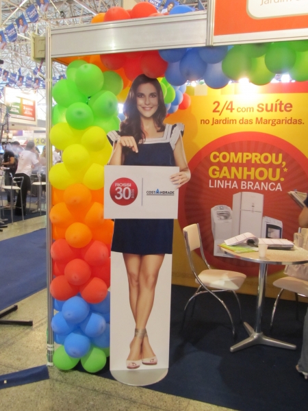 Display Ivete Sangalo em PVC com impressão sustentável direto na mídia. 