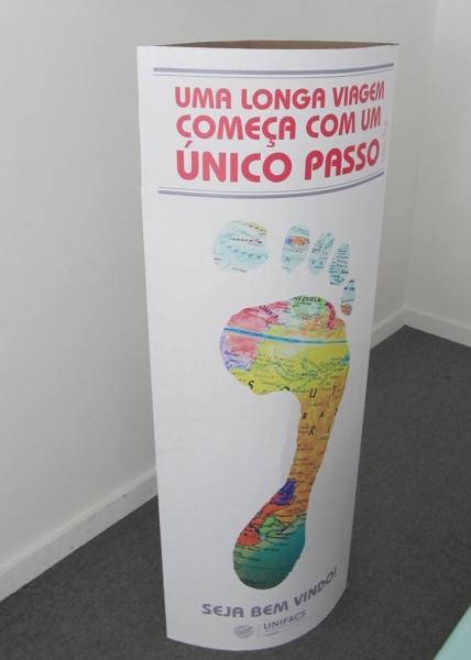 Totem display sustentável - impressão UV em papelão