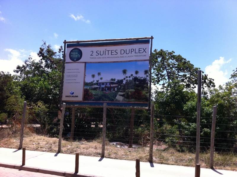 Placa em aro de eucalipto com lona tensionada para a Reserva Praia do Forte.