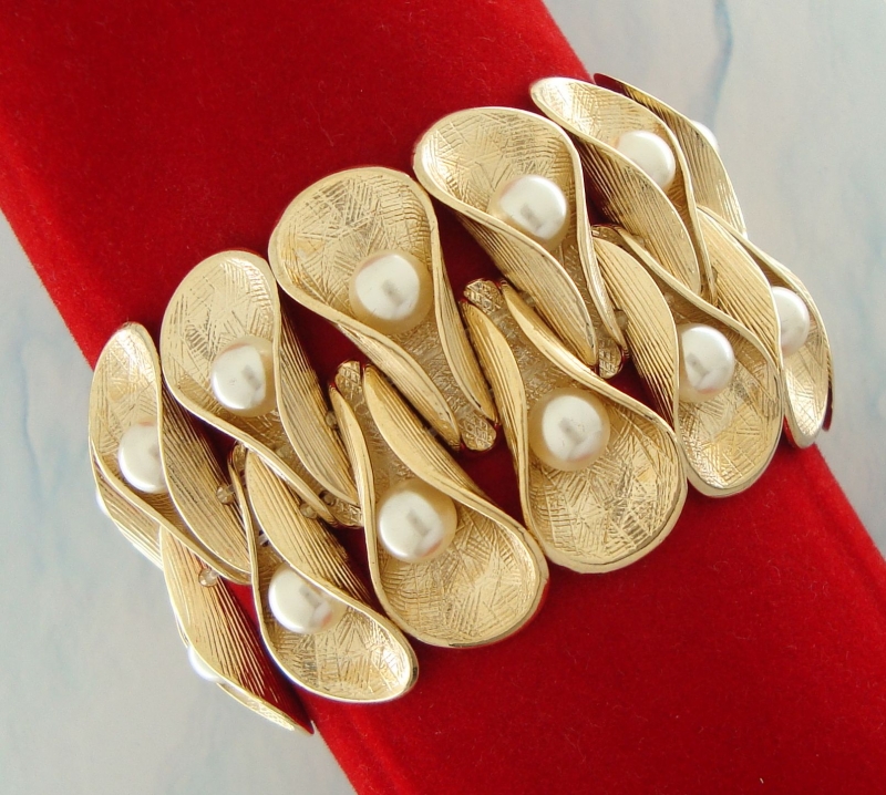 Bracelete Ibiza conchas banhado a ouro com pérolas sintéticas e fundo texturizado