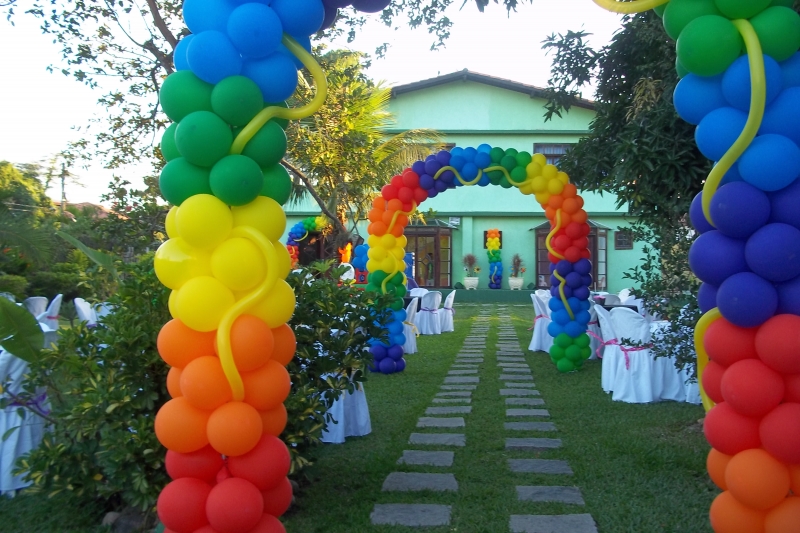 Decoração de bolas no caminho de pedras...Lindo! 