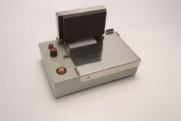 Identificador Radiográfico eletrônico para utilização em câmara escura, permite identificação dos filmes através de fichas. Com ajuste de luminosidade, acompanha placas de chumbo para isolamento da área identificada. Alimentação (   ) 110V ou (   ) 220V