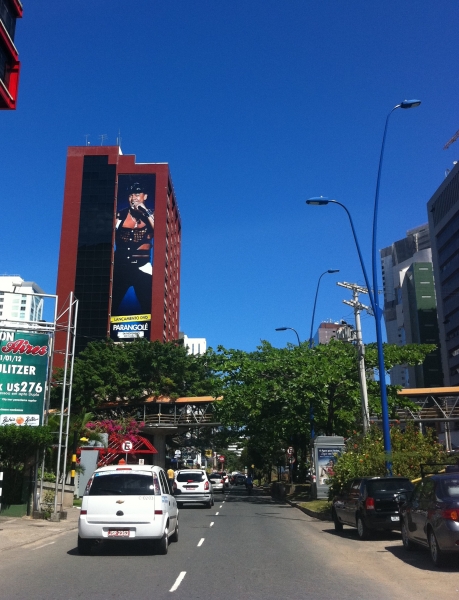 Empena da U2 na Av. Tancredo Neves.