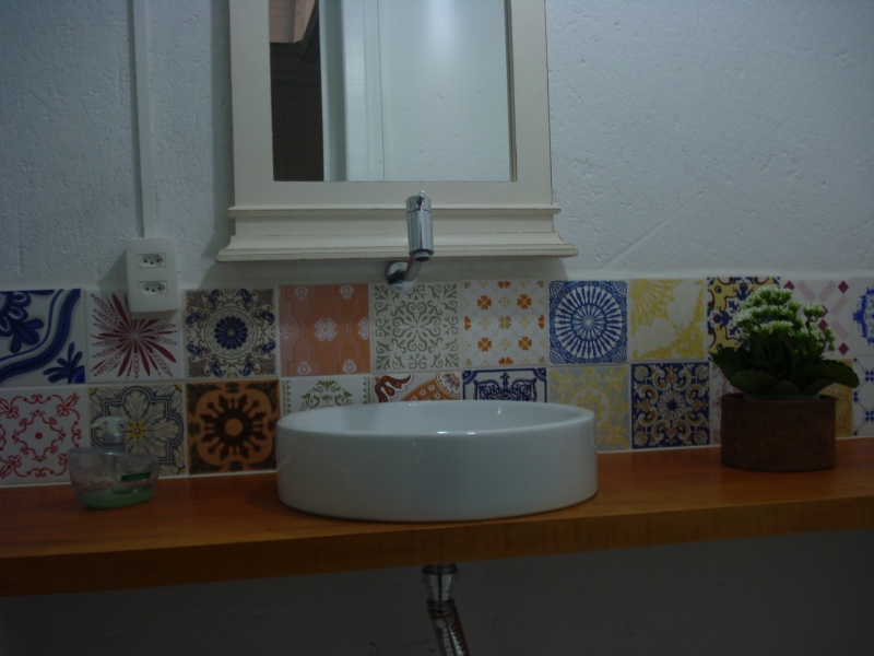 Azulejos antigos em patchwork no lavabo!