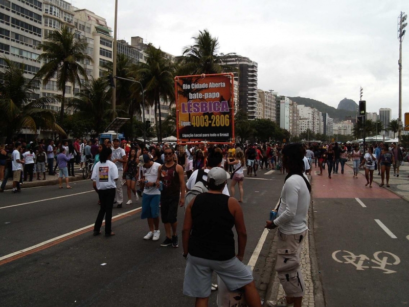 Divulgacao do chat gay tel 4003-2807 na parada gay do Rio de Janeiro.