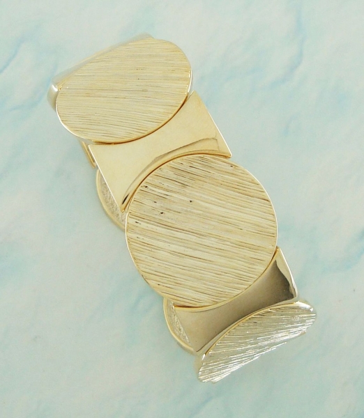 Bracelete dourado com detales em acabamento escovado