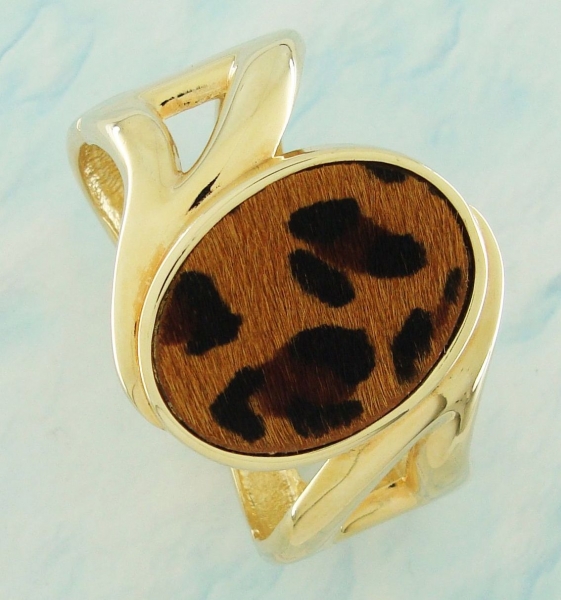 Bracelete dourado com detalhe em couro com textura de pele de ona