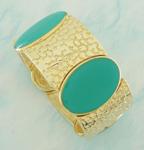 Bracelete dourado com detalhe em resina verde turquesa