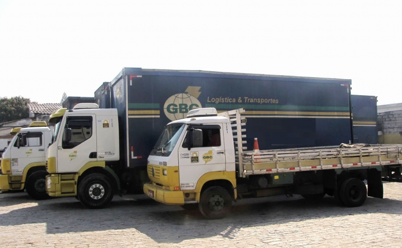 Caminhões com carroceria sider, aberta e  porta container.