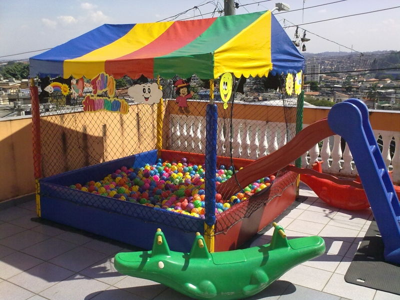 Piscina de Bolinhas Com Escorregador Grande e 1 Gangorra - Medias 2 X 2 Mts.