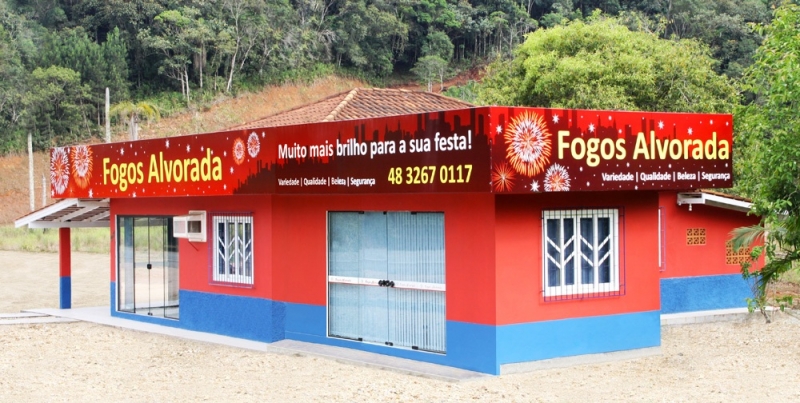 Loja com muita diversidade em fogos e amplo estacionamento.