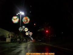Rua decorada e iluminada para o carnaval