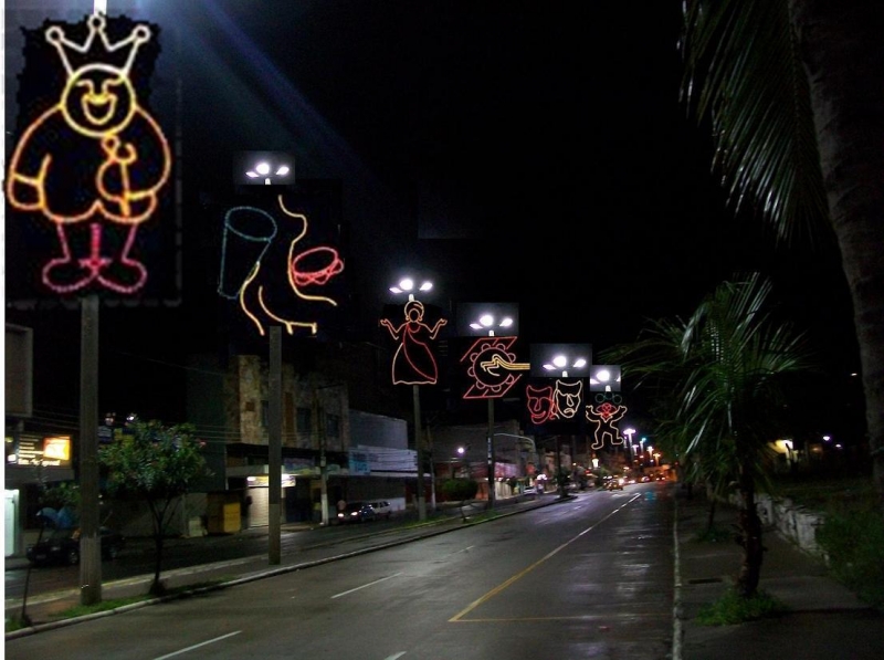 RUA DECORADA E ILUMINADA PARA O CARNAVAL