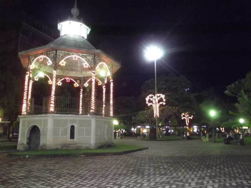 CORETO ILUMINADO NA QUADRA NATALINA EM TRES RIOS