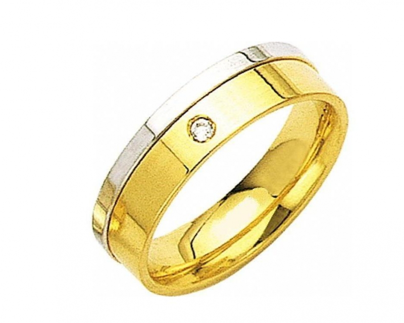 Aliança sem solda, torneada, em ouro 18 K, para Bodas ou Casamento. Modelo: Reta Anatômica , Largura: 6.0 mm  Detalhes: Acabamento Polido com uma lateral em ouro branco e 1 diamante de 3 pontos  (somente na feminina) Peso do Par: 12.0