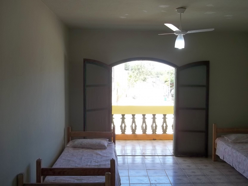 Quarto com camas de solteiro.