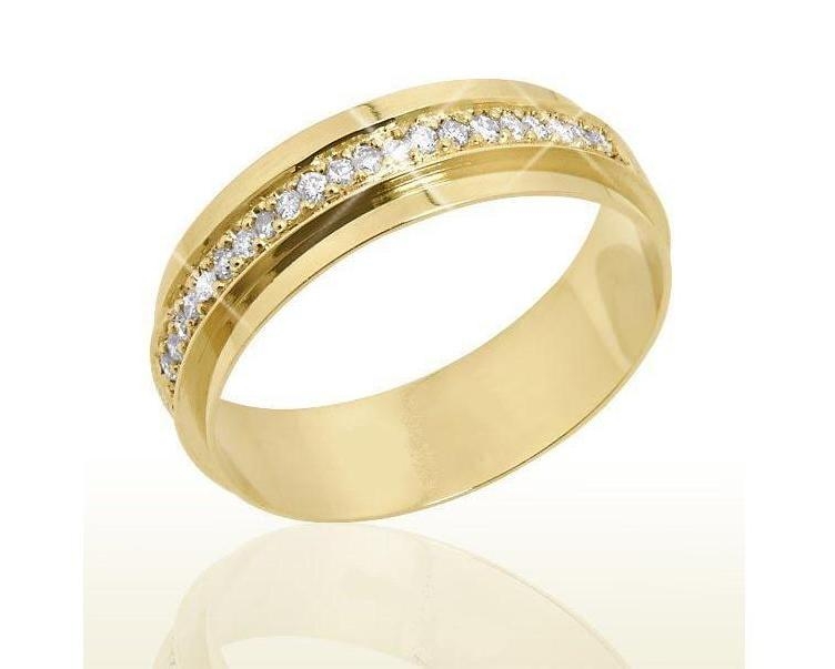 Aliana torneada, sem solda, em ouro 18K para Casamento. Modelo interno: Reto - Largura: 5.50 mm Detalhes:Acabamento polido, laterais rebaixadas e no centro com 21 diamantes de 1.5 pontos ( apenas na feminina)  Peso do Par: 9.0