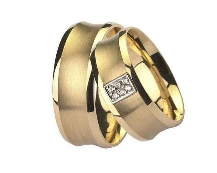 Aliança sem solda, torneada, em Ouro 18k, para Casamento ou Bodas Modelo: Côncavo Anatômico Detalhes: Acabamento acetinado no centro e polido nas laterais com aplique em ouro branco com 6 diamantes de 1 ponto(somente na feminina) Largura: 7.50 mm  Peso do Par: 13.0