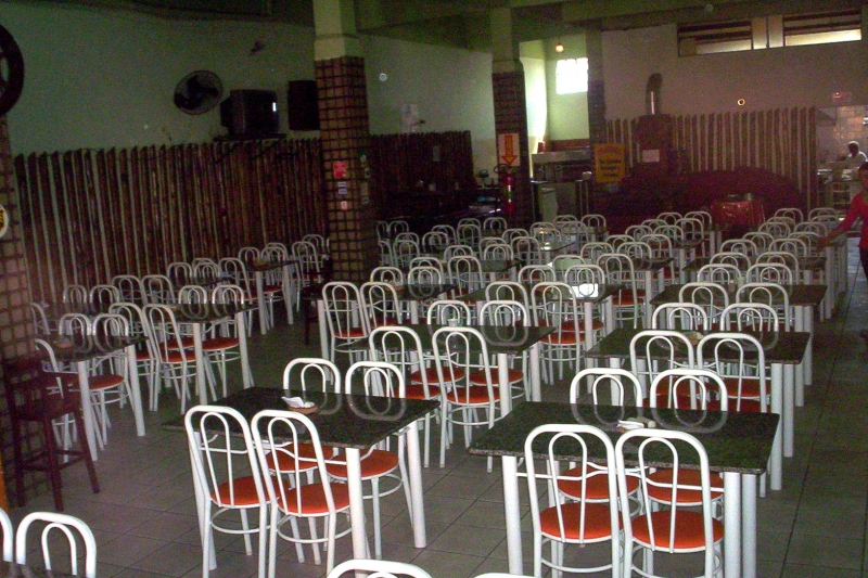 Salão com capacidade para 160 pessoas. Reservas para eventos.