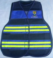 Colete refletivo desenvolvido para guardas municipais na cor azul royal e retrorrefletivos amarelos-fluorescentes.