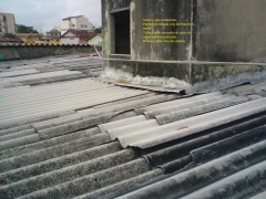 Motivos dos vazamentos - paredes do telhado com infiltrações e mofos telhado com remendos de cacos de telhas e telhas quebradas