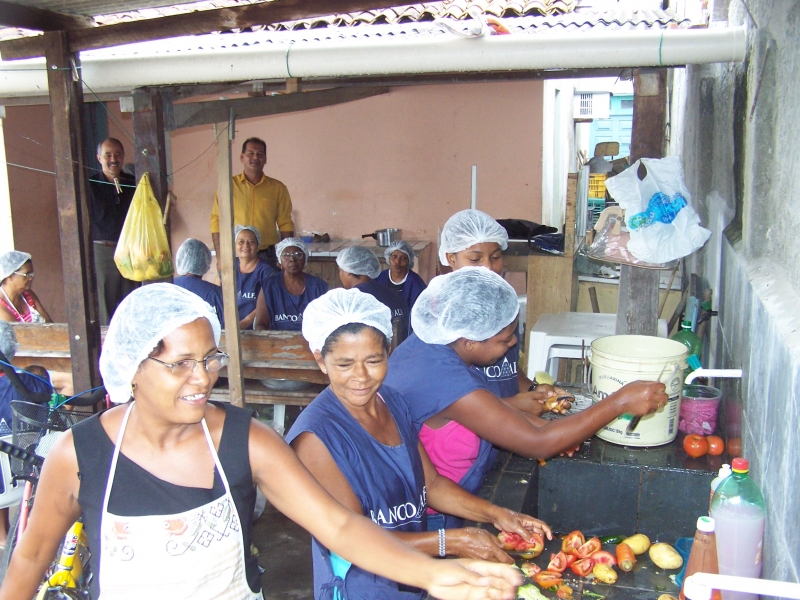 Irmas da Igreja voluntarias da Sopa do Amor.