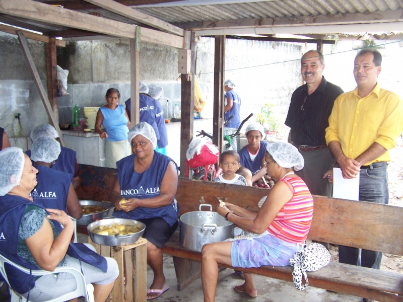 Pr. Fausto, Vereador Dene e irmas trabalhando na Sopa do Amor