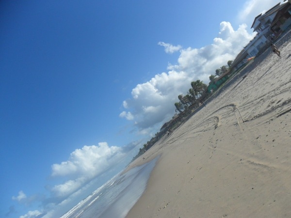 Praia no fundo da pousada...