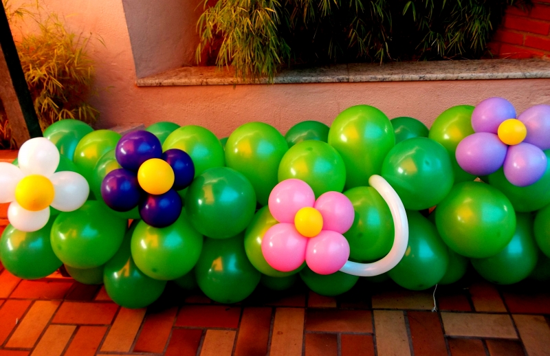 Decorao de bexigas - canteiro com flores.