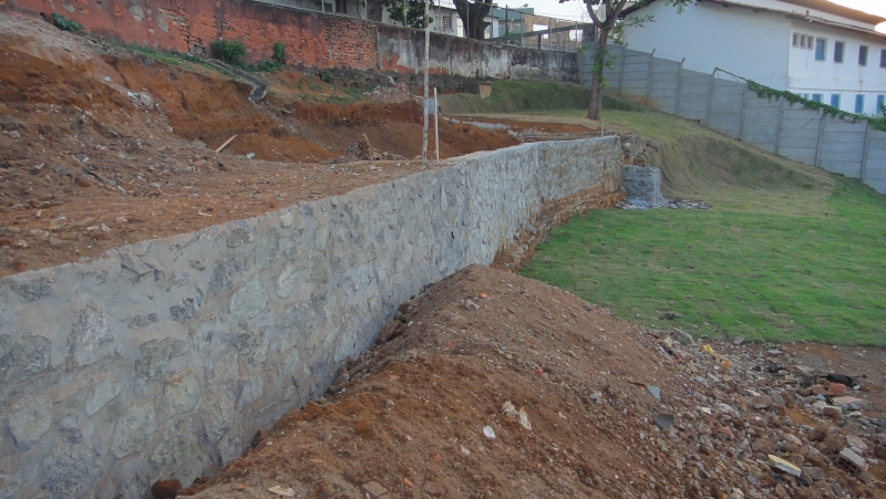 Execuo de contenes em pedra, blocos e concreto.