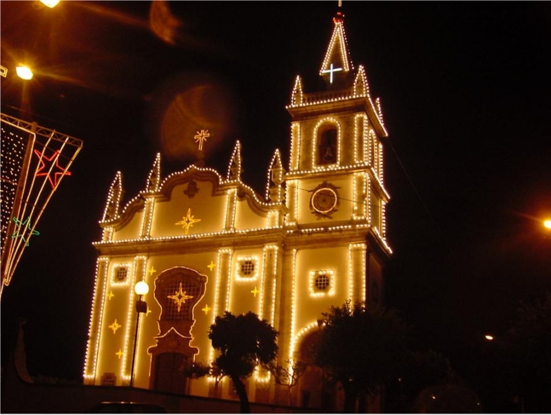 IGREJA ILUMINADA COM LAMPADAS